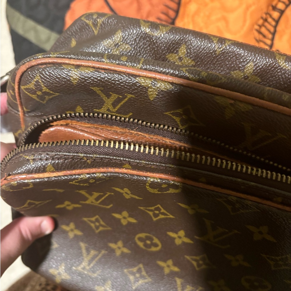 Authentic Louis Vuitton monogram messenger with COA - Picture 2 of 13